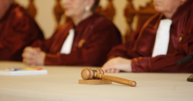 Stire din Politică-Administrație : Curtea Constituțională decide, azi, dacă alegerile se vor desfășura în două tururi