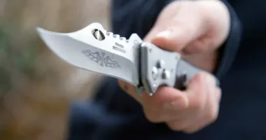 Stire din Actualitate : Fenomen îngrijorător în școli. Copii de șapte ani, prinși cu arme albe la ore