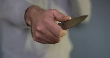 Atac într-un parc plin de oameni. Un tată a fost înjunghiat în timp ce își aștepta copilul