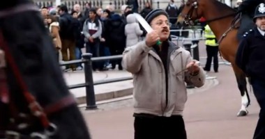Stire din Actualitate : VIDEO/ Un individ cu două cuțite, pus la pământ de polițiști