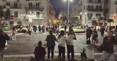 „A fost înfricoșător”. Case evacuate și școli închise după cel mai puternic cutremur din ultimii 40 de ani, din sudul Italiei