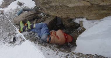 Stire din Actualitate : Imagini înfricoșătoare. Sute de cadavre umane zac de ani buni pe Muntele EVEREST