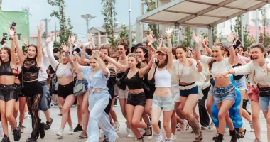 BEACH, PLEASE! 2026 a deschis oficial NIBIRU în fața a 90.000 de oameni și a dat startul celei mai mari ediții din istoria festivalului - 7