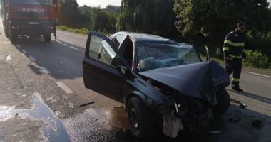 Stire din Eveniment : GRAV ACCIDENT ÎN TRAFIC. O mașină a fost distrusă!