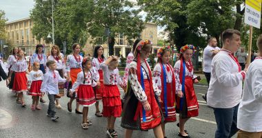 Paradă pe bulevardul Tomis. Comunitatea Turco-Tătară defilează pe străzile din Constanța - 3