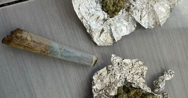 Stire din Eveniment : S-a jucat cu norocul! Un bărbat a fost prins de jandarmi când fuma un joint, pe stradă