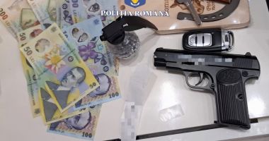 Stire din Eveniment : Peste 1.000 de articole pirotehnice, un pistol airsoft şi 3.000 de lei, găsite de poliţişti în urma unor percheziţii, la Hârşova