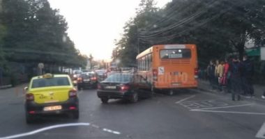 Elev rănit în drum spre școală, după ce mama lui a pierdut controlul volanului
