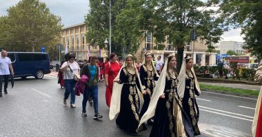 Paradă pe bulevardul Tomis. Comunitatea Turco-Tătară defilează pe străzile din Constanța - 11