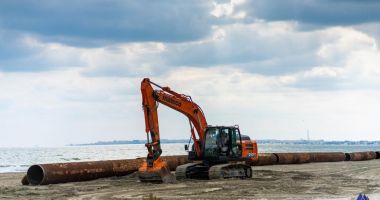 Galerie foto. Lucrări de înnisipare și înierbare, pentru salvarea plajelor și falezelor de pe litoral - 4