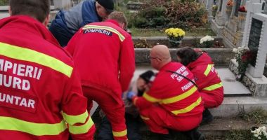 Stire din Eveniment : Un bătrân a ajuns la ATI strivit de o cruce în cimitir