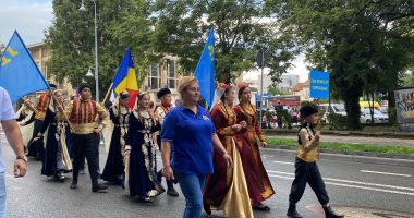 Paradă pe bulevardul Tomis. Comunitatea Turco-Tătară defilează pe străzile din Constanța - 4