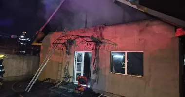 Stire din Eveniment : UPDATE O casă a luat foc în Palazu Mare. Mai multe gospodării sunt în pericol
