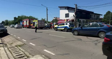 Accident grav la Valu lui Traian. Un bătrân de 80 de ani a rămas încarcerat - 4