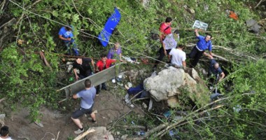 Galerie FOTO și VIDEO. TRAGEDIE NAȚIONALĂ! AUTOCAR ROMÂNESC căzut într-o râpă, în MUNTENEGRU: 19 ROMÂNI AU MURIT! - 3