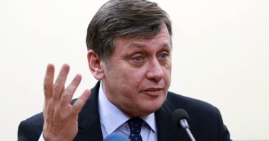 Stire din Politică-Administrație : Crin Antonescu: "Dacă obținem sub 20%, demisionez"