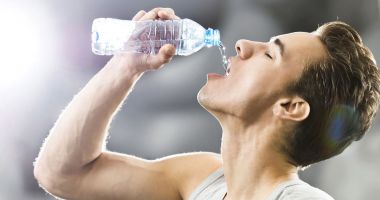 Stire din Sănătate : Greşeala care duce la îngrăşare. „Când vă este foame, beţi apă!”