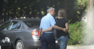 Stire din Monden : Dacian Cioloș, primele declarații după ce a fost surprins în compania unei tinere