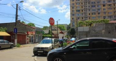 Străzi cu prioritate... înfundate  și marcaje rutiere ascunse după copaci! - 2