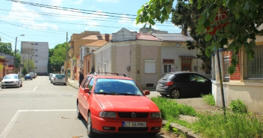 Străzi cu prioritate... înfundate  și marcaje rutiere ascunse după copaci! - 3