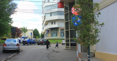 Străzi cu prioritate... înfundate  și marcaje rutiere ascunse după copaci! - 5