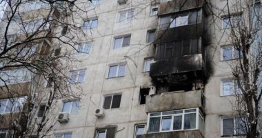 Stire din Eveniment : EXPLOZIE într-un bloc! Flăcările a ajuns până la etajul 4, iar un bărbat are arsuri grave