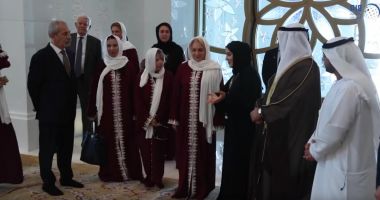 Stire din Politică-Administrație : Viorica Dăncilă, îmbrăcată în haine islamice la Moescheea Sheikh Zayed din Abu Dhabi