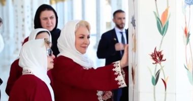 Viorica Dăncilă, îmbrăcată în haine islamice la Moescheea Sheikh Zayed din Abu Dhabi - 2