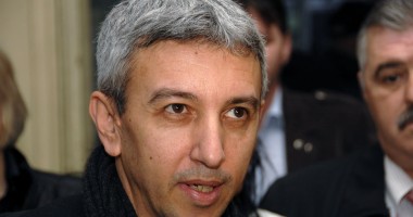 Stire din Politică-Administrație : Deputații care pleacă din PP-DD trebuie să plătească două milioane de euro