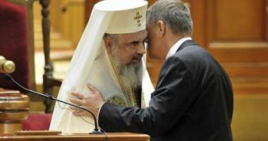 Stire din Politică-Administrație : Patriarhul Daniel i-a dat binecuvântarea președintelui Iohannis