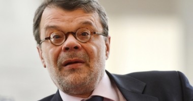 Stire din Cultură-Educație : Ministrul Culturii a demisionat după declarațiile privind bugetul anti-HIV
