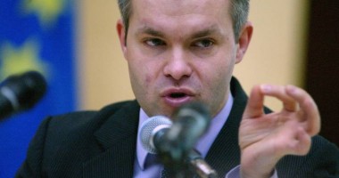 Stire din Politică-Administrație : "Mi-am dat demisia, nicio persoană onorabilă nu poate sta lângă Crin Antonescu"