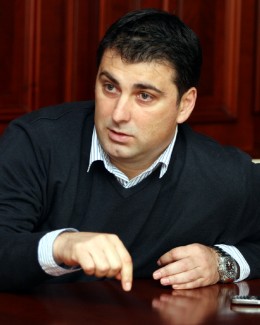 Stire din Politică-Administrație : Liberalii, acuzați că vor  mai mult decât li se cuvine!