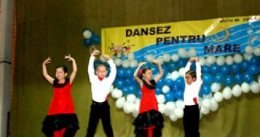 Stire din Cultură-Educație : Trofeul Festivalului "Dansez pentru mare" a ajuns la Năvodari