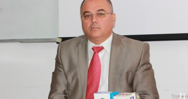 Stire din Sănătate : "Creșterea PIB nu va aduce măriri la salariile medicilor"