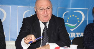 Stire din Politică-Administrație : "În următoarele șase luni, românii o vor duce mai greu"