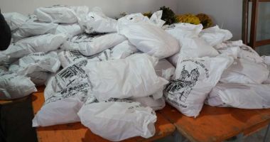 Stire din Social : Daruri constând în obiecte de uz casnic, sobe, lemne și carne de porc, oferite familiilor sinistrate