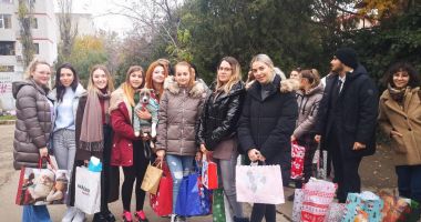 Stire din Cultură-Educație : Studenţii ovidieni le-au oferit zâmbete şi cadouri copiilor din centrele de plasament