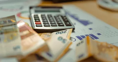 Stire din Eveniment : S-a trezit cu datorii uriașe după ce mai multe firme fantomă și-au făcut sediul în casa ei