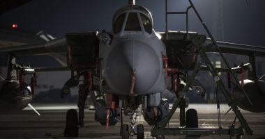 Stire din Actualitate : GALERIE FOTO-VIDEO / Avioane Tornado lansând rachete în Siria. Theresa May: "A trebuit să iau decizia de a însărcina forțele noastre armate în luptă"