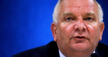 Stire din Politică-Administrație : Liderul PPE: La București s-a produs o LOVITURĂ DE STAT