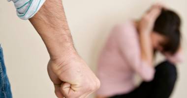 Stire din Eveniment : Daune morale de 10.000 de lei pentru soția pe care a nenorocit-o în bătaie