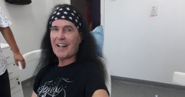 Stire din Monden : Dave Evans, primul solist al trupei AC/DC, și-a făcut dantura la Pitești!