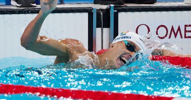 Stire din Sport : David Popovici își câștigă seria în proba de 100 de metri liber! Calificare în semifinale cu al treilea cel mai bun timp