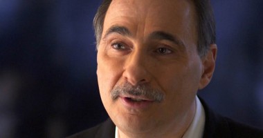 Stire din Actualitate : Un consilier al lui Obama și-a ras mustața în direct