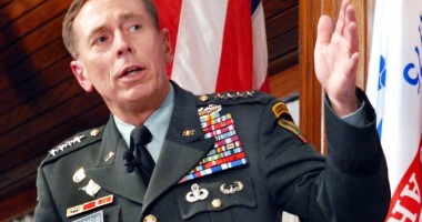 Stire din Actualitate : Afganistan: Petraeus a predat comandamentul NATO generalului John Allen
