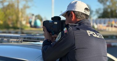 Stire din Eveniment : Polițiștii rutieri au scos radarele la înaintare! Sute de șoferi au fost sancționați
