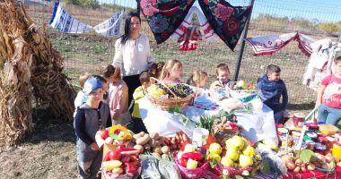 GALERIE FOTO. Valorile voluntariatului promovate, la Liceul Teoretic Negru Vodă, prin Târgul de toamnă - 4