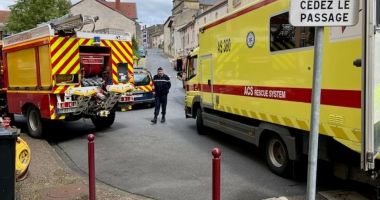 Stire din Actualitate : A fost nevoie de 50 de pompieri ca să fie scoasă din casă, o femeie de 391 de kilograme, pentru a o duce la spital