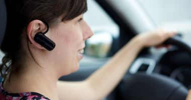 Șoferii pot vorbi la telefon în mers! Președintele a promulgat legea